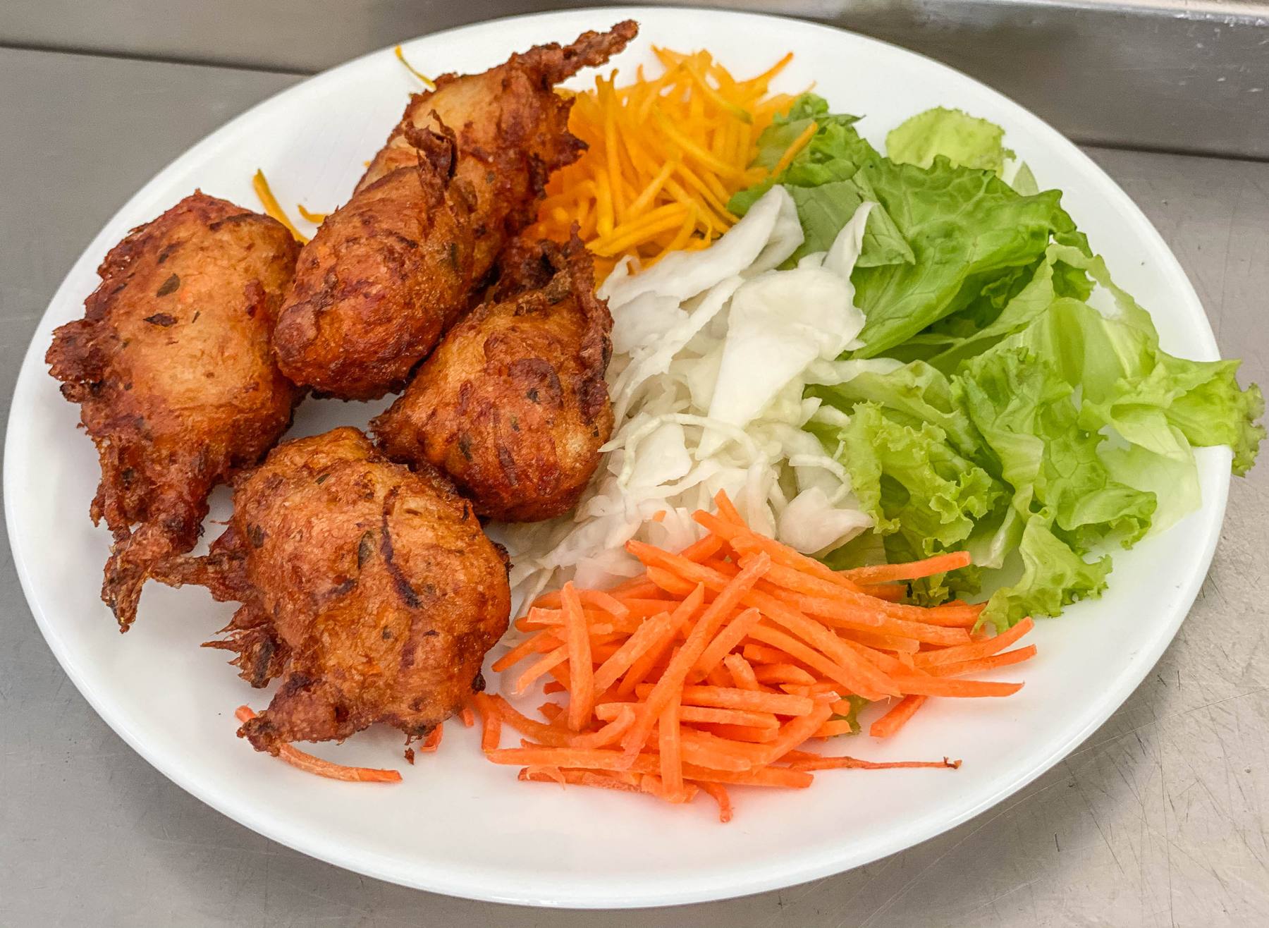 Accras de morue servis avec des crudités