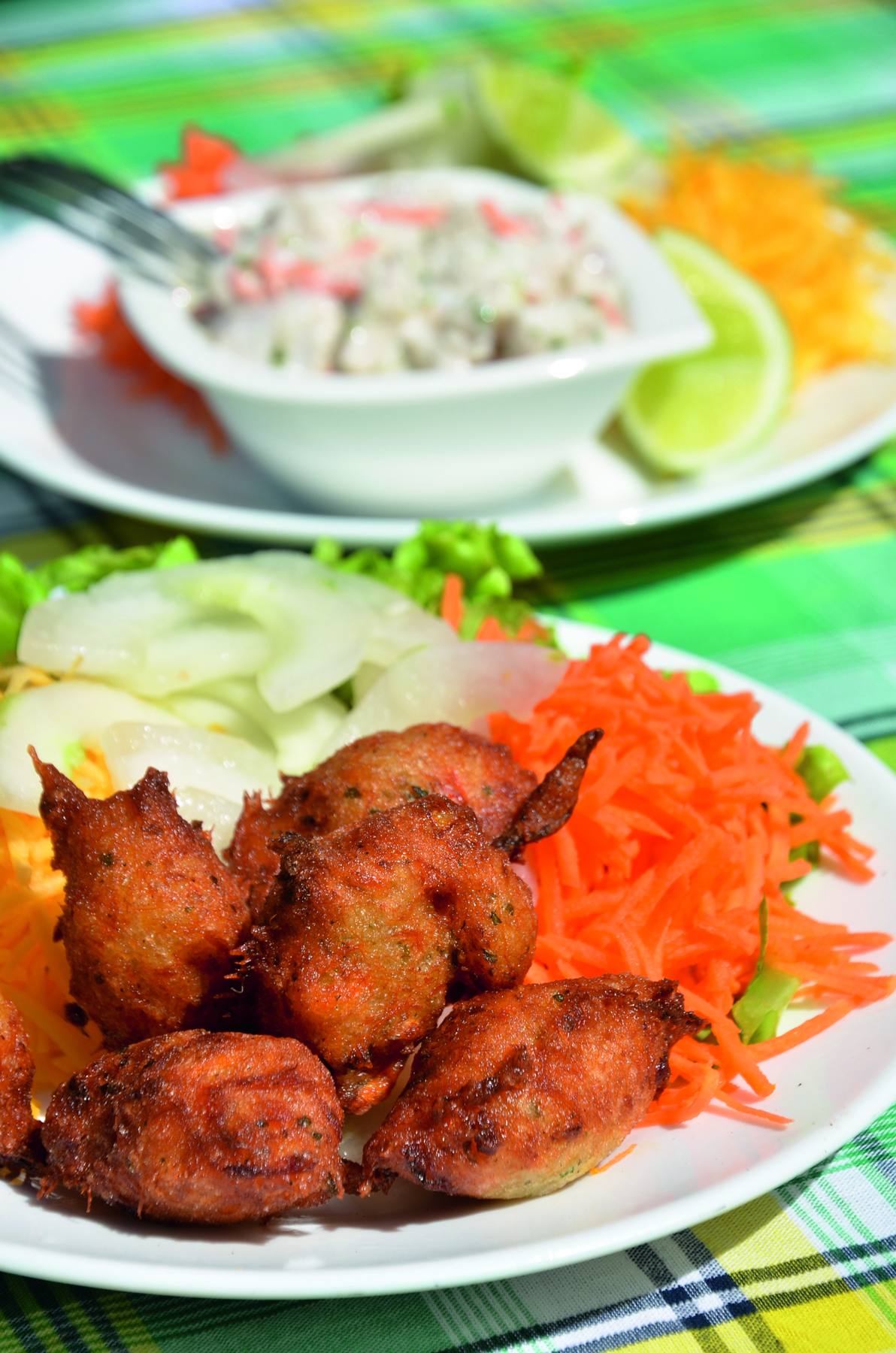 Accras de morue et poisson à la tahitienne sur une nappe madras