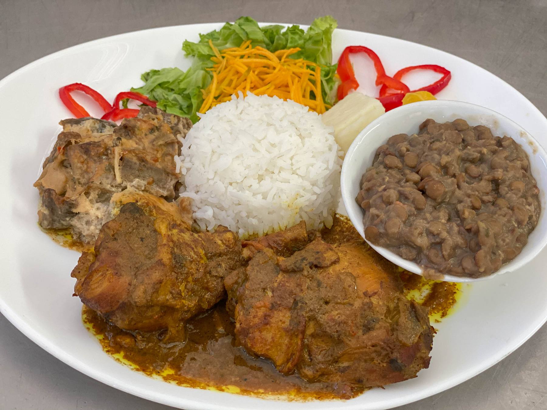 Colombo de poulet, riz créole et lentilles