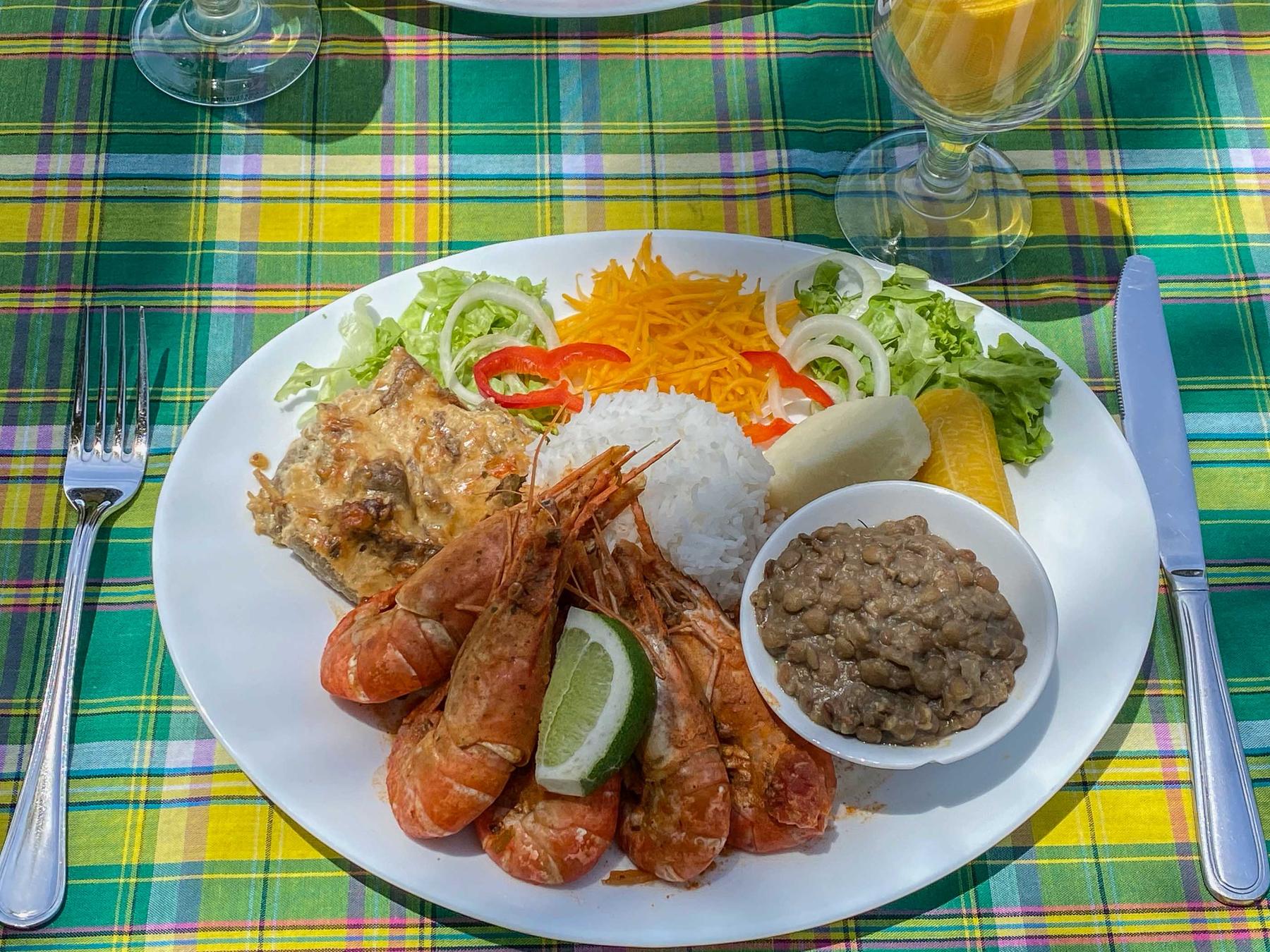 Écrevisses grillées, riz créole et lentilles