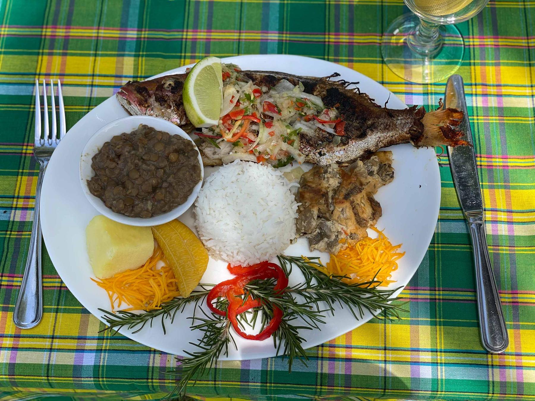 Poisson grillé, riz créole et lentilles sur la nappe madras