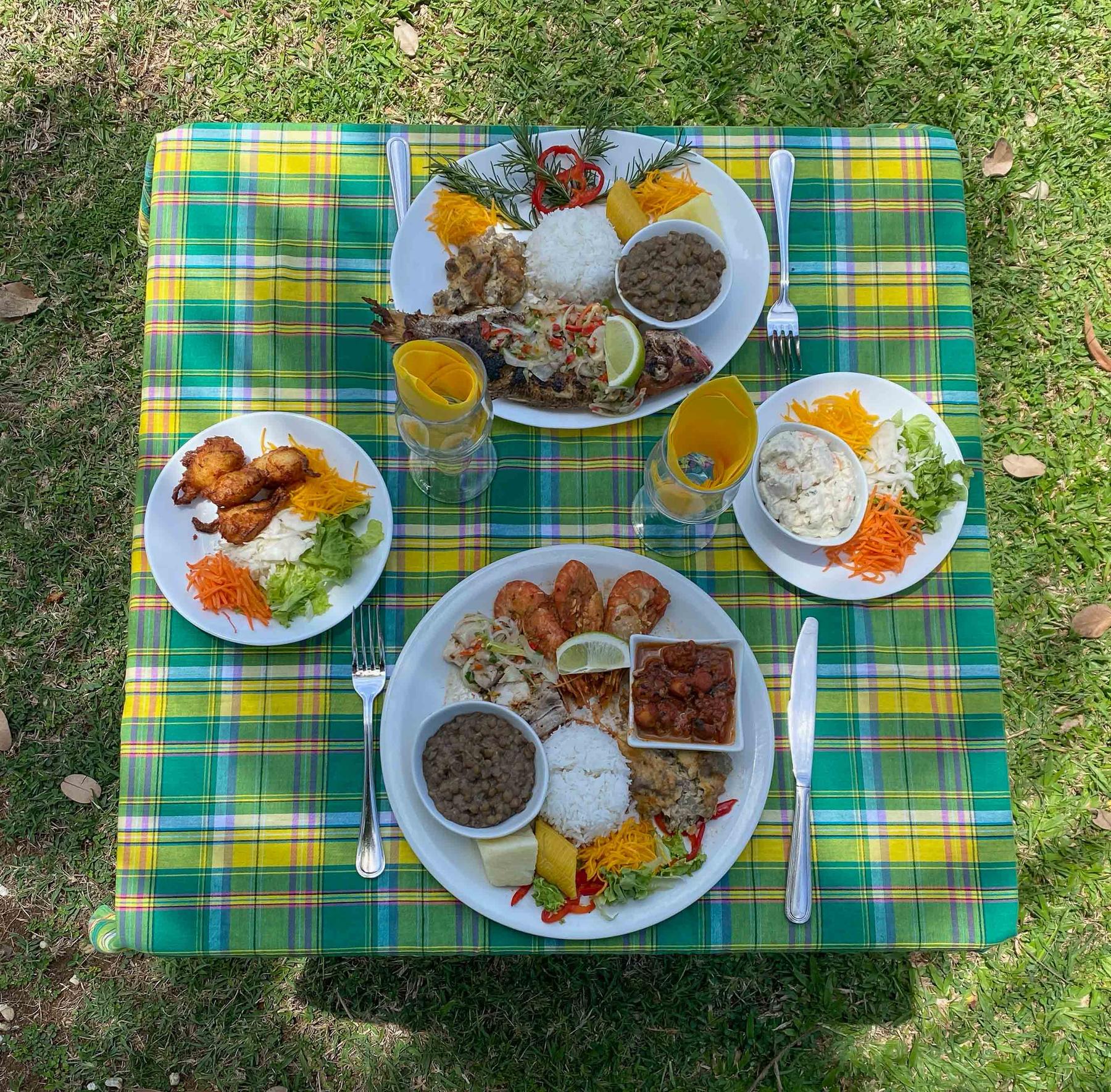 Une table dressée sur la nappe madras, vue de dessus
